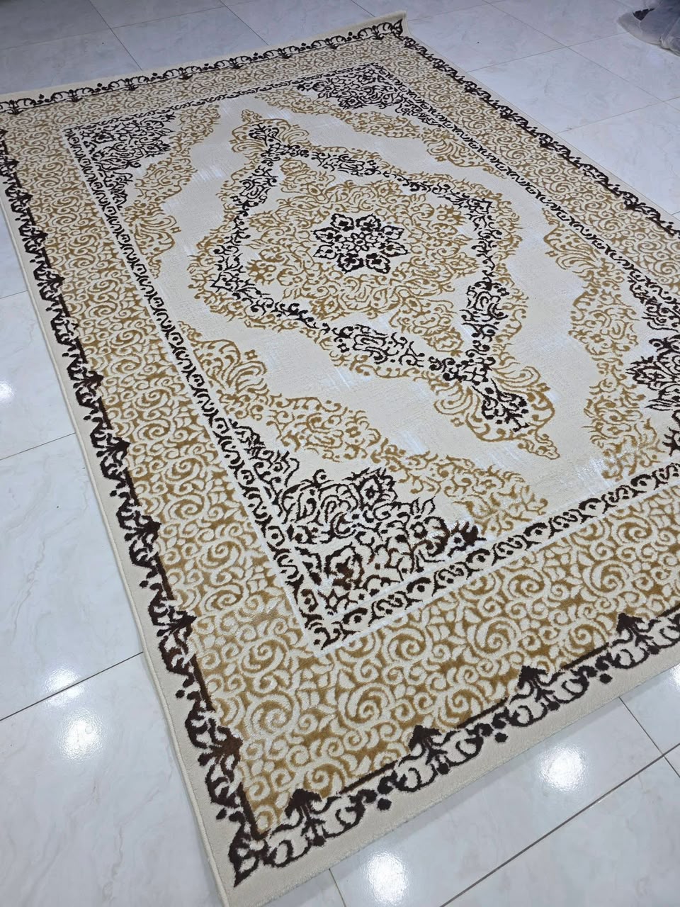 سجاد كريمي بنقوش ذهبية وبنية