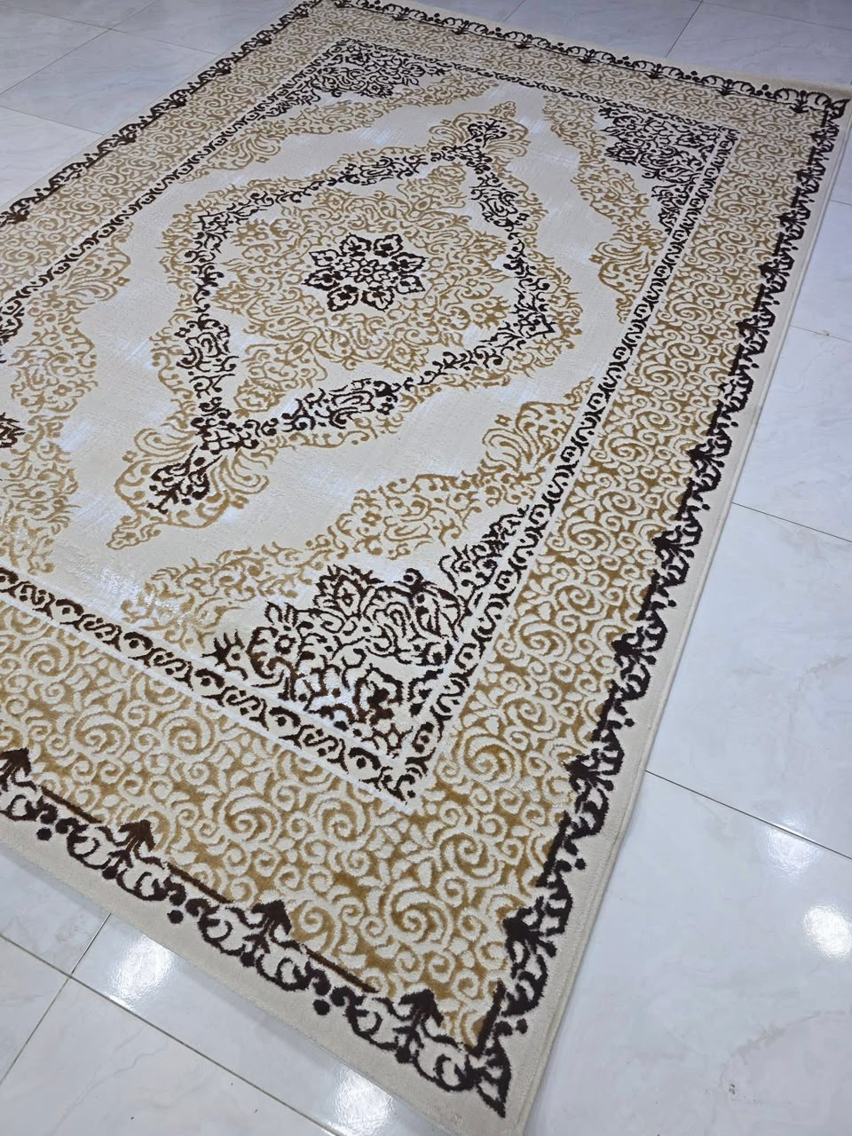 سجاد كريمي بنقوش ذهبية وبنية