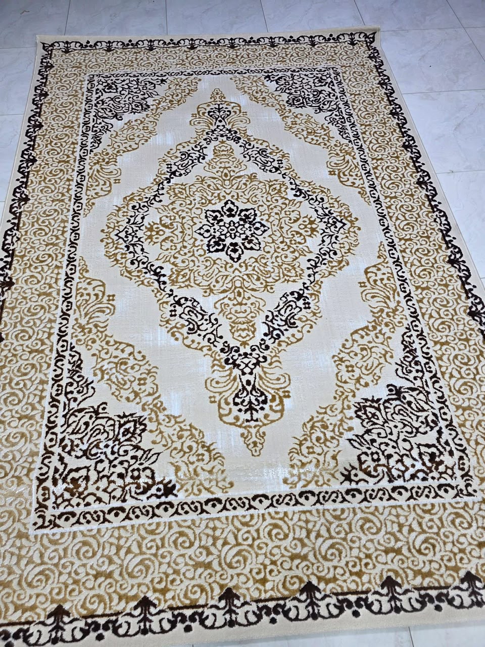 سجاد كريمي بنقوش ذهبية وبنية