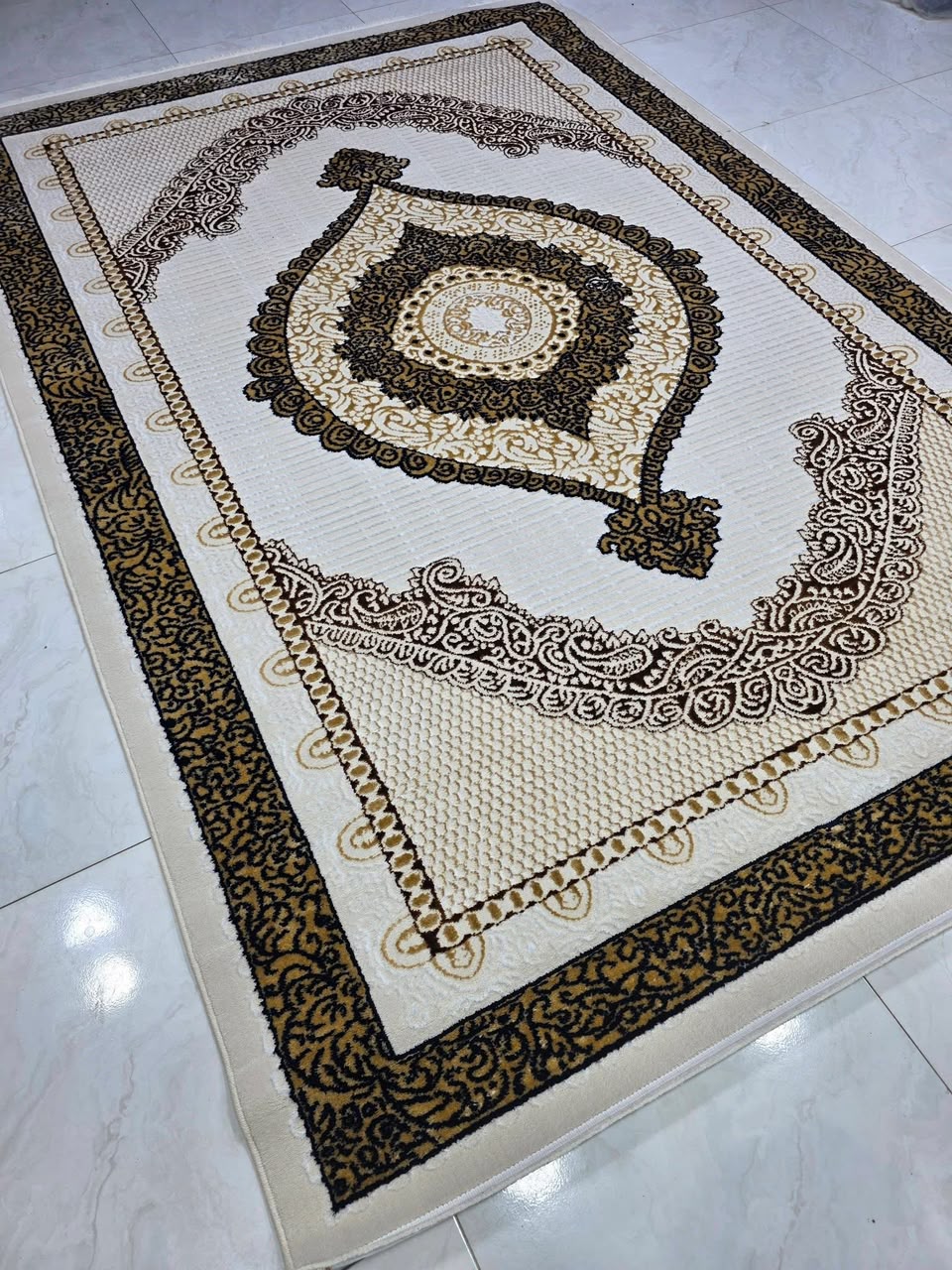 سجاد كريمي وذهبي بإطار أسود